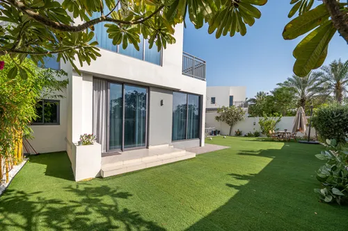 4 Bedrooms Townhouse in Maple 3