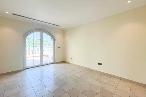 5 Bedrooms Villa in Legacy Large