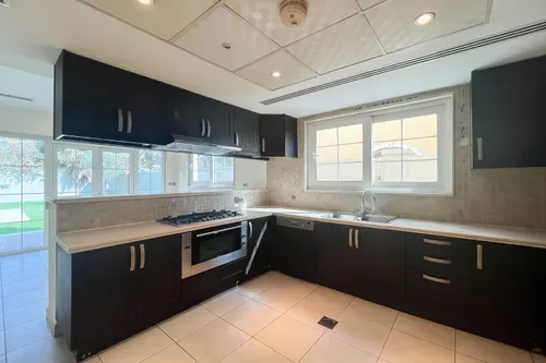 5 Bedrooms Villa in Legacy Large