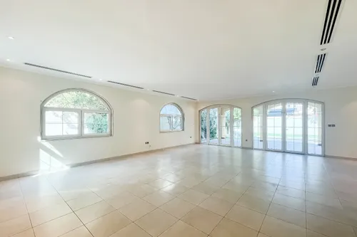 5 Bedrooms Villa in Legacy Large