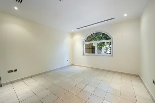 5 Bedrooms Villa in Legacy Large