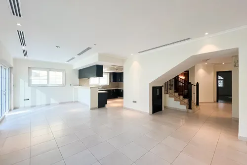 5 Bedrooms Villa in Legacy Large