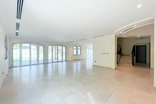 5 Bedrooms Villa in Legacy Large