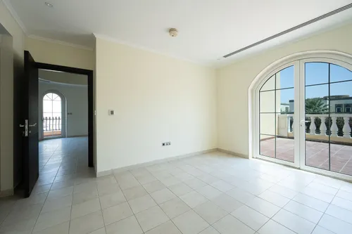 5 Bedrooms Villa in Legacy Large