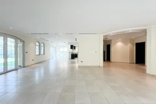 5 Bedrooms Villa in Legacy Large