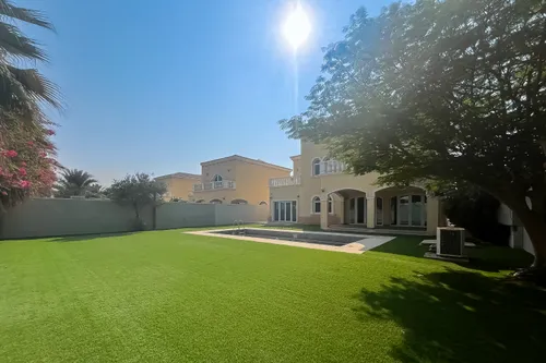 5 Bedrooms Villa in Legacy Large