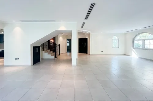 5 Bedrooms Villa in Legacy Large