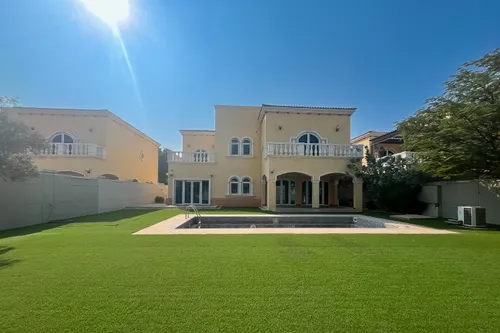 5 Bedrooms Villa in Legacy Large