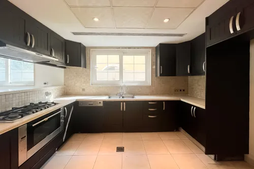 5 Bedrooms Villa in Legacy Large