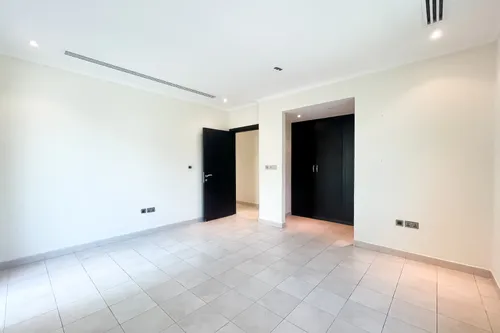 5 Bedrooms Villa in Legacy Large