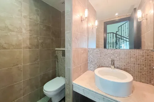 5 Bedrooms Villa in Legacy Large