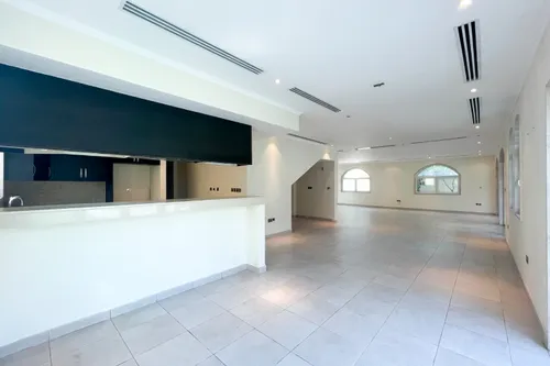 5 Bedrooms Villa in Legacy Large