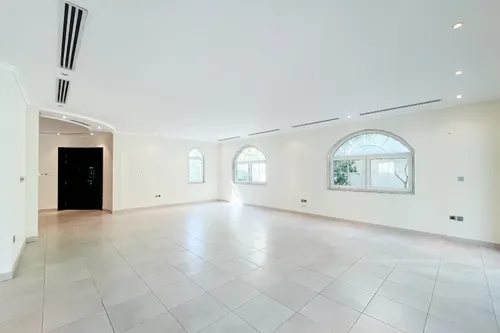 5 Bedrooms Villa in Legacy Large