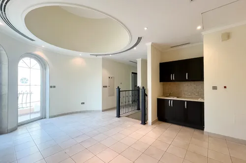 5 Bedrooms Villa in Legacy Large