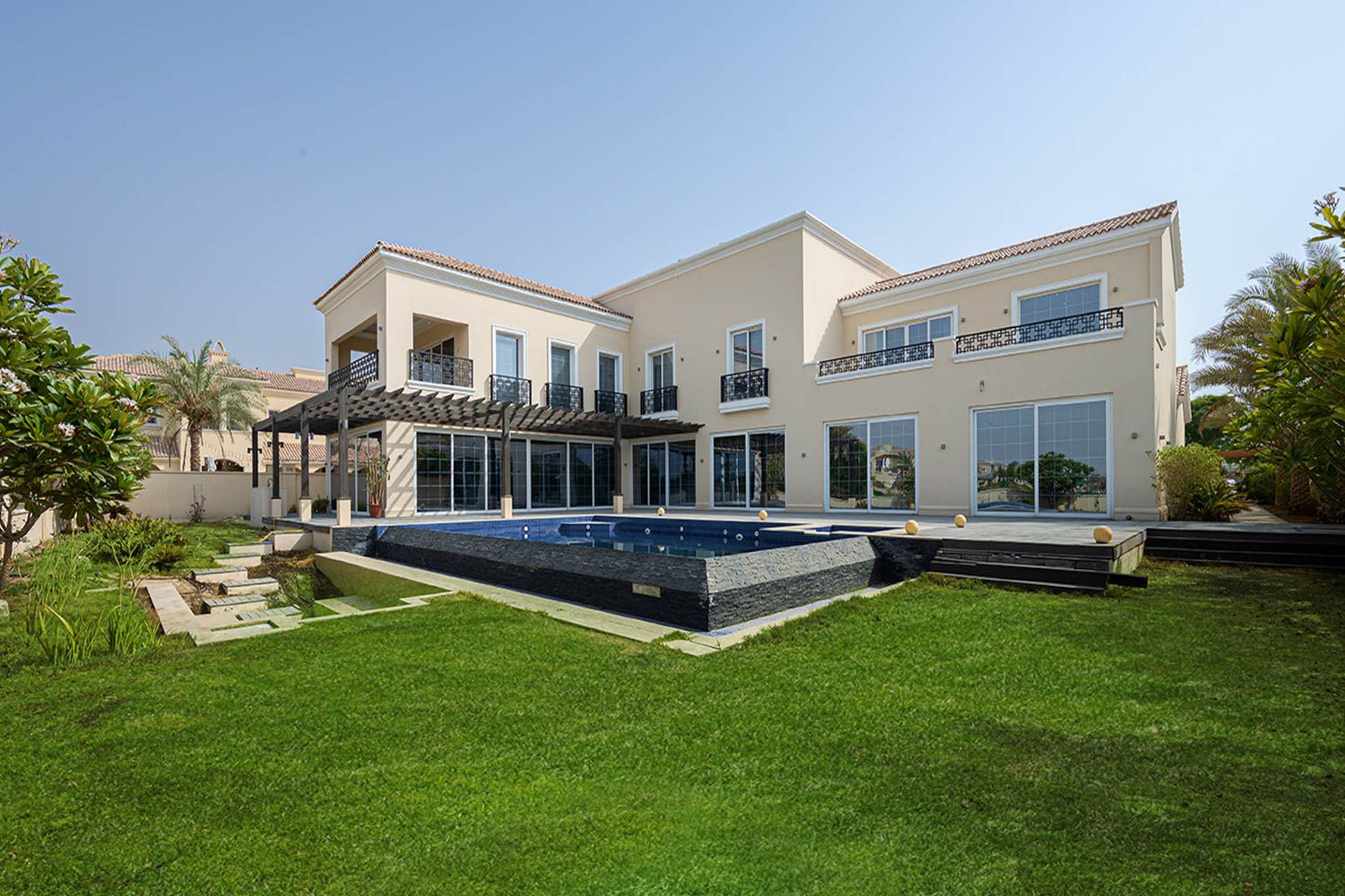 7 Bedrooms Villa in Polo Homes