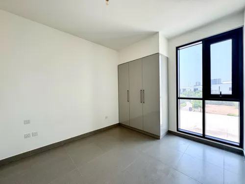 4 Bedrooms Townhouse in Maple 3