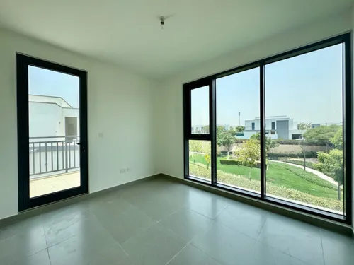 4 Bedrooms Townhouse in Maple 3