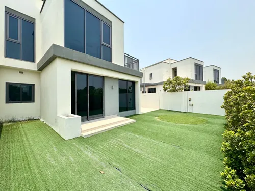 4 Bedrooms Townhouse in Maple 3