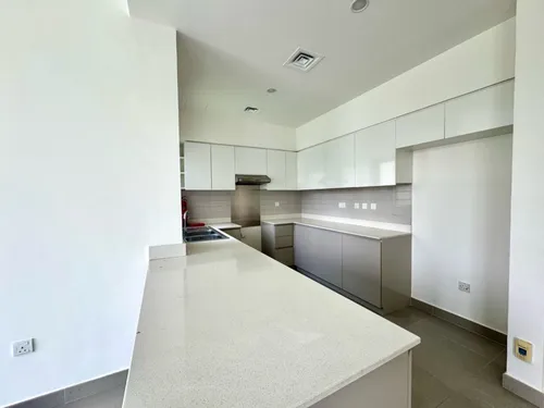 4 Bedrooms Townhouse in Maple 3