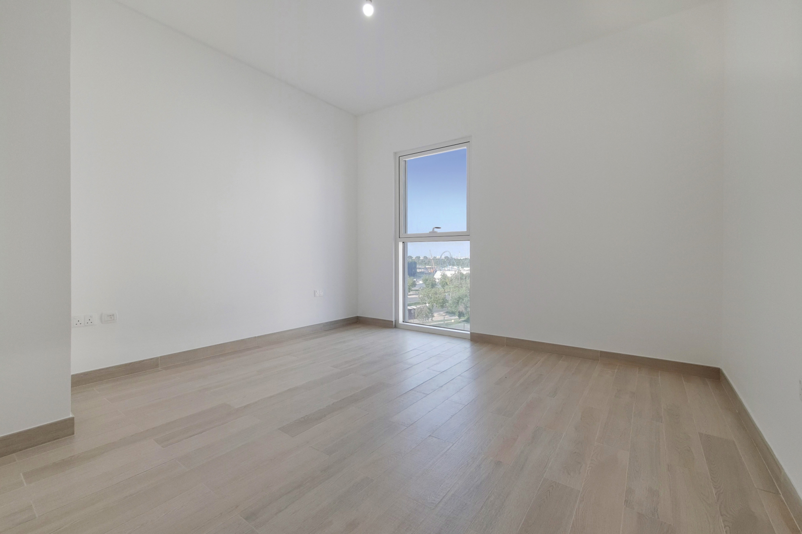 2 Bedrooms Apartment in Waters Edge