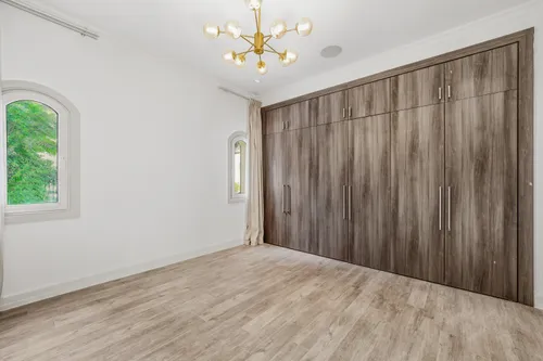 5 Bedrooms Villa in Olive Point