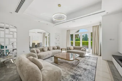 5 Bedrooms Villa in Olive Point