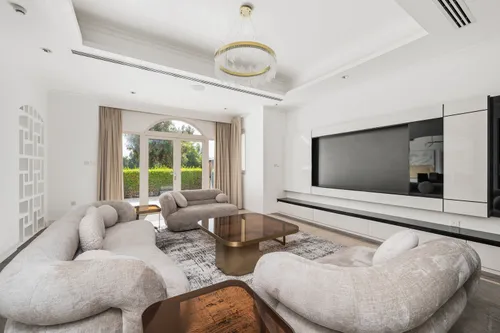 5 Bedrooms Villa in Olive Point