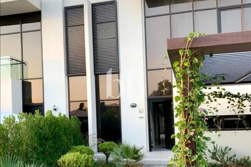 Vacant I Corner unit I Unfurnished I Landascaped