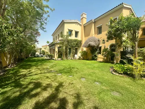 3 Bedrooms Villa in Palmera 4