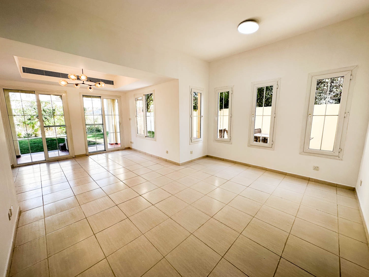 3 Bedrooms Townhouse in Springs 5