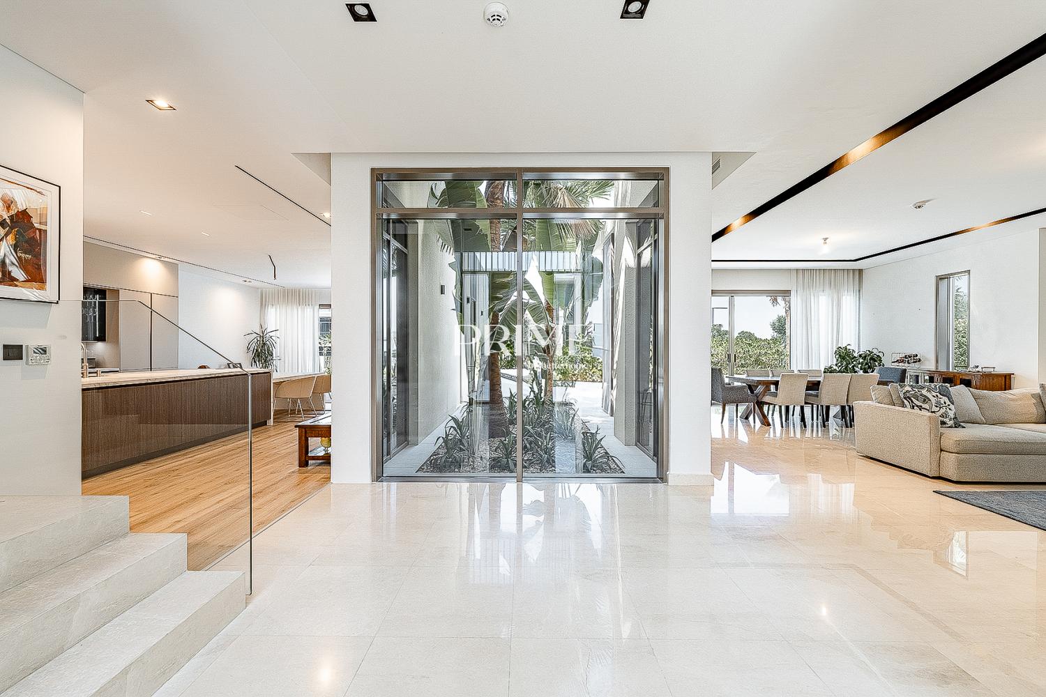 4 Bedrooms Villa in Golf Place 1