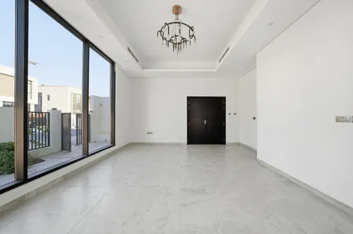 5 Bedrooms Villa in West Village