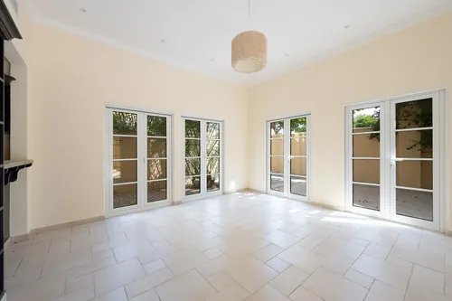 4 Bedrooms Villa in Courtyard CP7