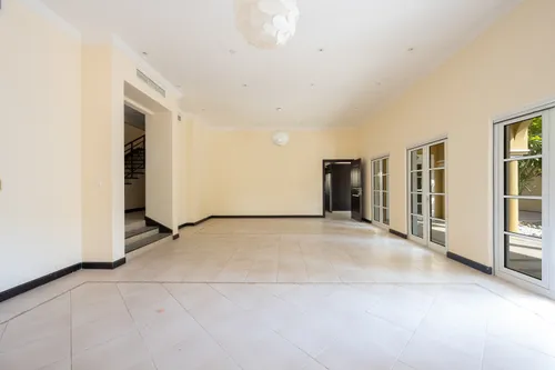 4 Bedrooms Villa in Courtyard CP7