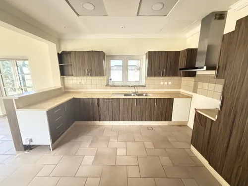 4 Bedrooms Villa in Courtyard CP7