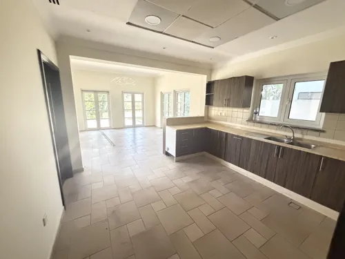 4 Bedrooms Villa in Courtyard CP7