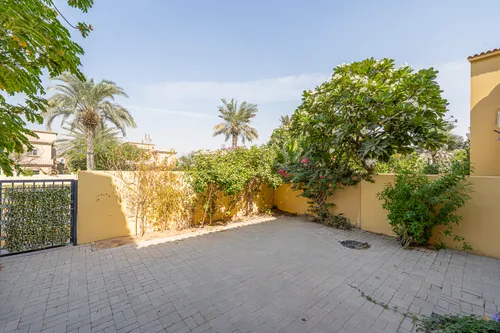 2 Bedrooms Townhouse in Palmera 2