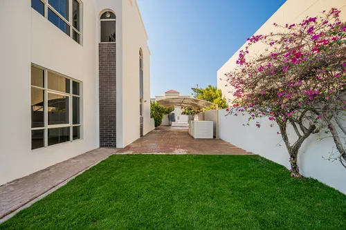 4 Bedrooms Villa in Jumeirah 3