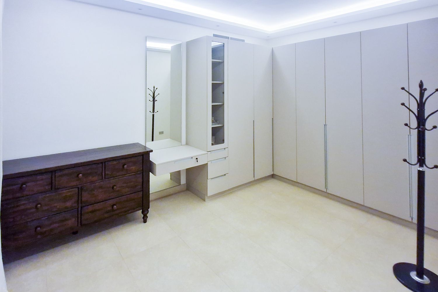 5 Bedrooms Villa in Meadows 8