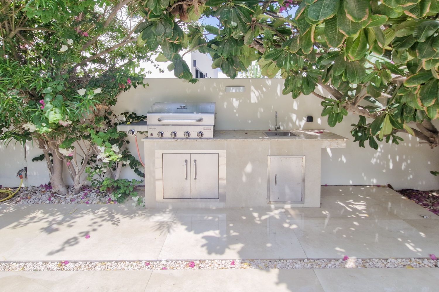 5 Bedrooms Villa in Meadows 8