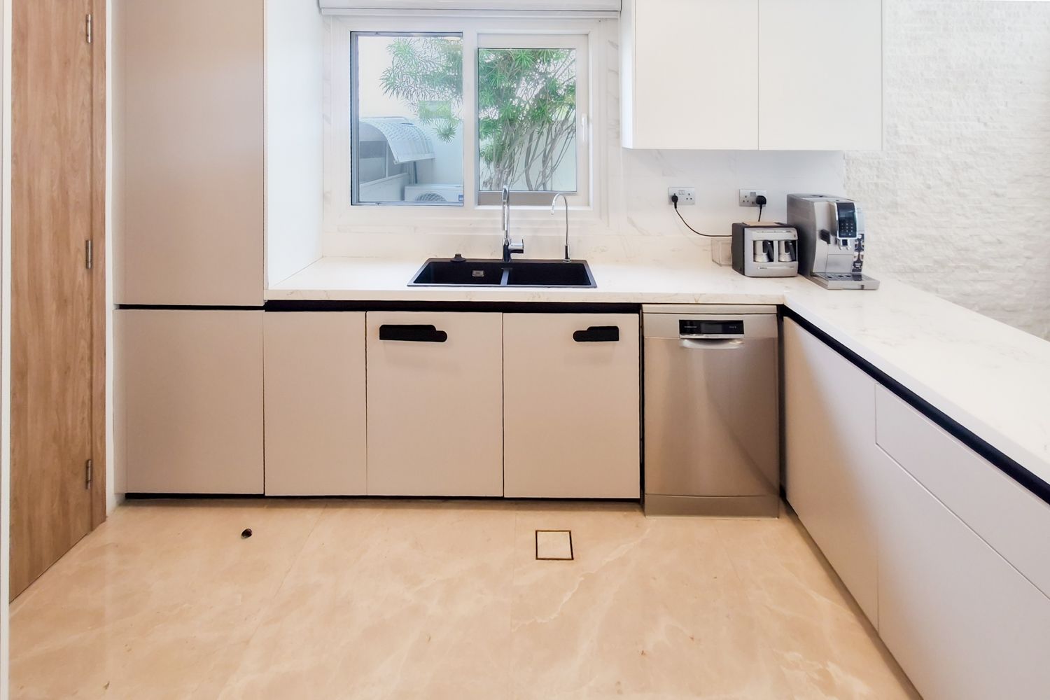 5 Bedrooms Villa in Meadows 8