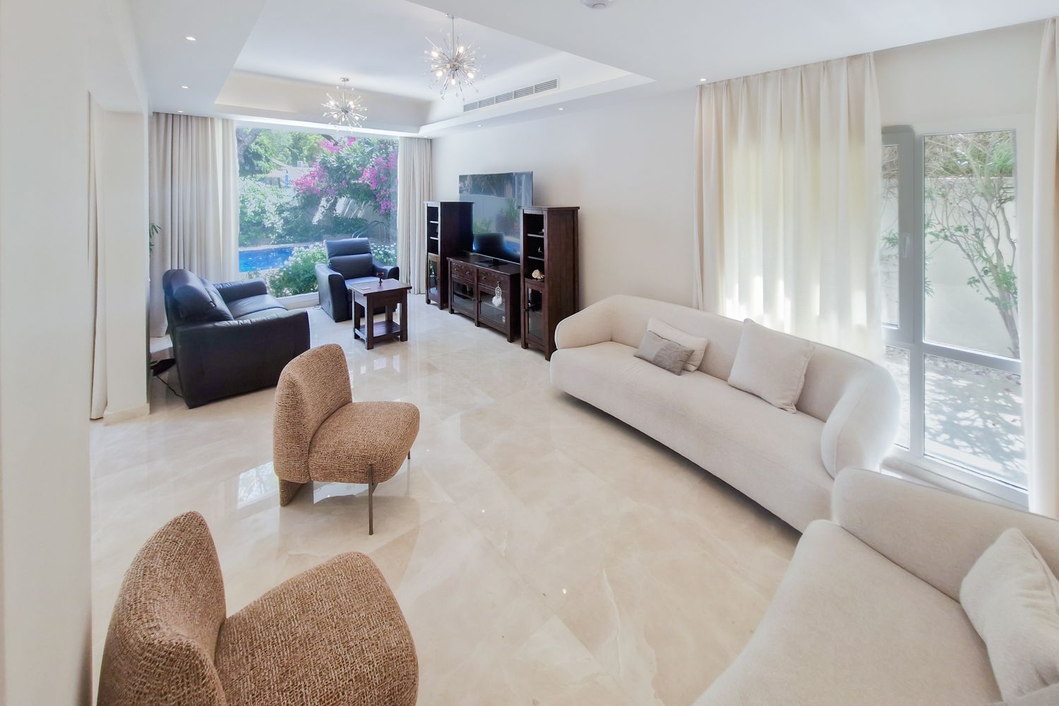 5 Bedrooms Villa in Meadows 8