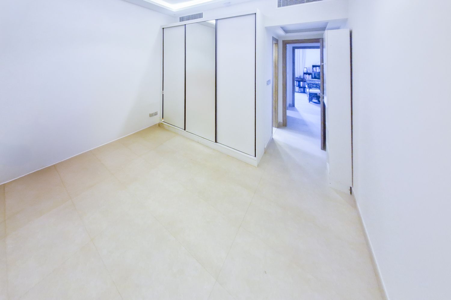 5 Bedrooms Villa in Meadows 8