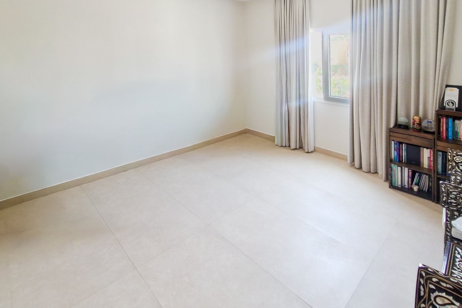 5 Bedrooms Villa in Meadows 8