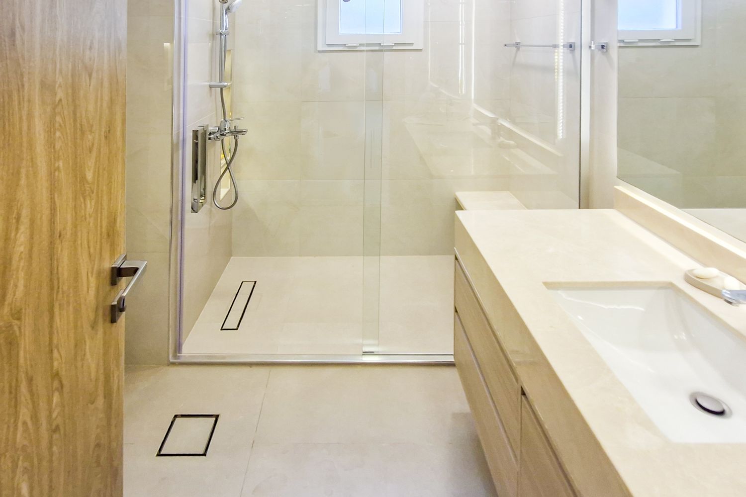 5 Bedrooms Villa in Meadows 8