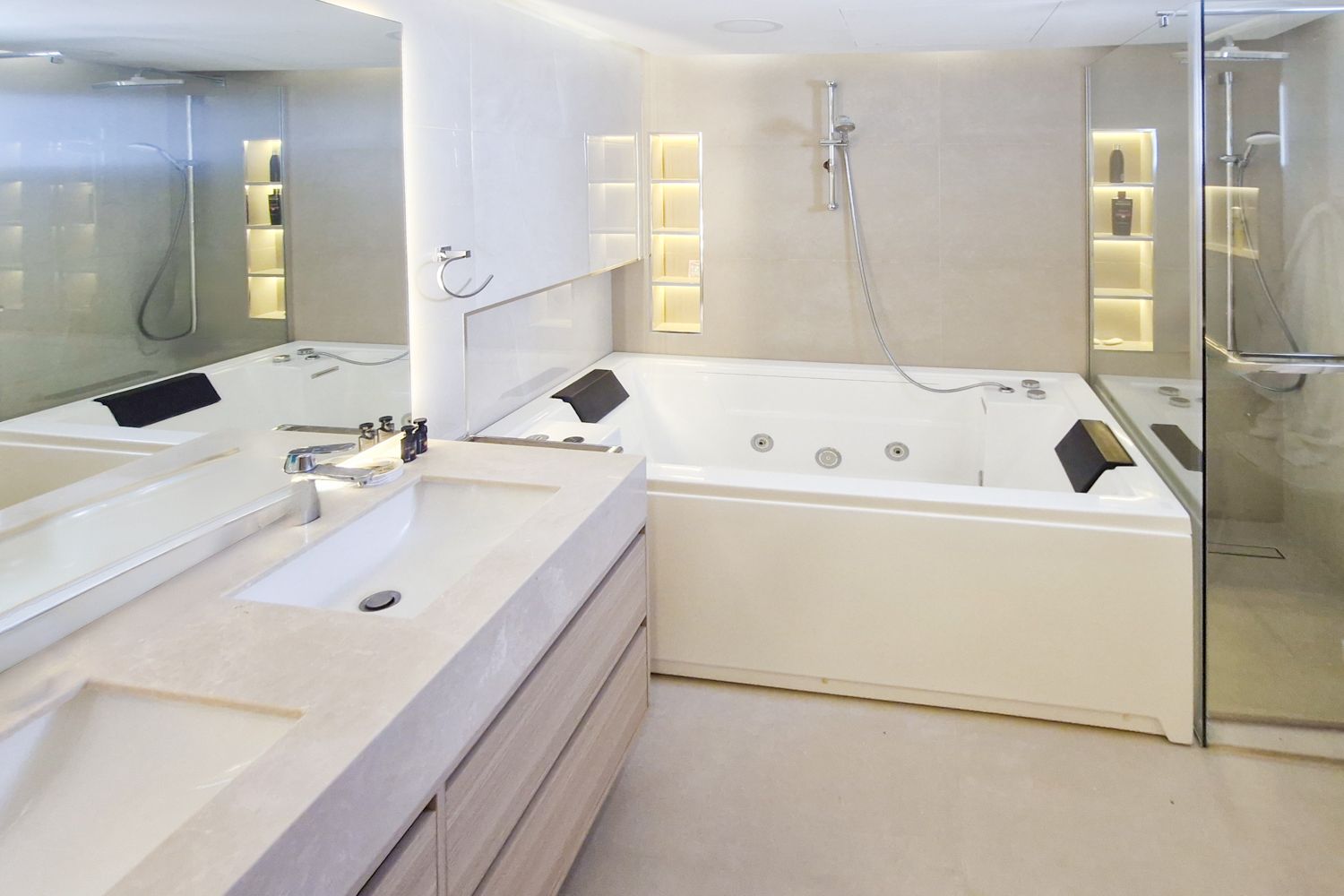 5 Bedrooms Villa in Meadows 8