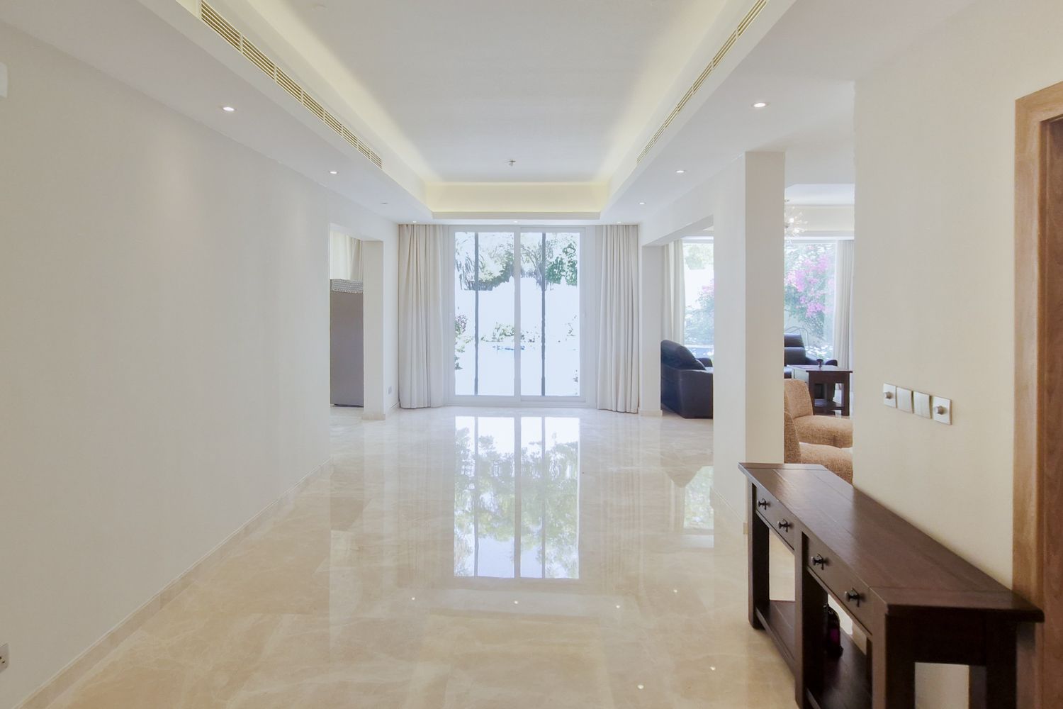 5 Bedrooms Villa in Meadows 8