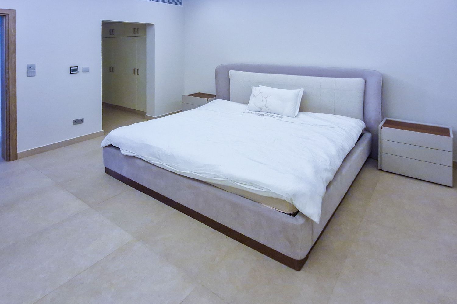 5 Bedrooms Villa in Meadows 8