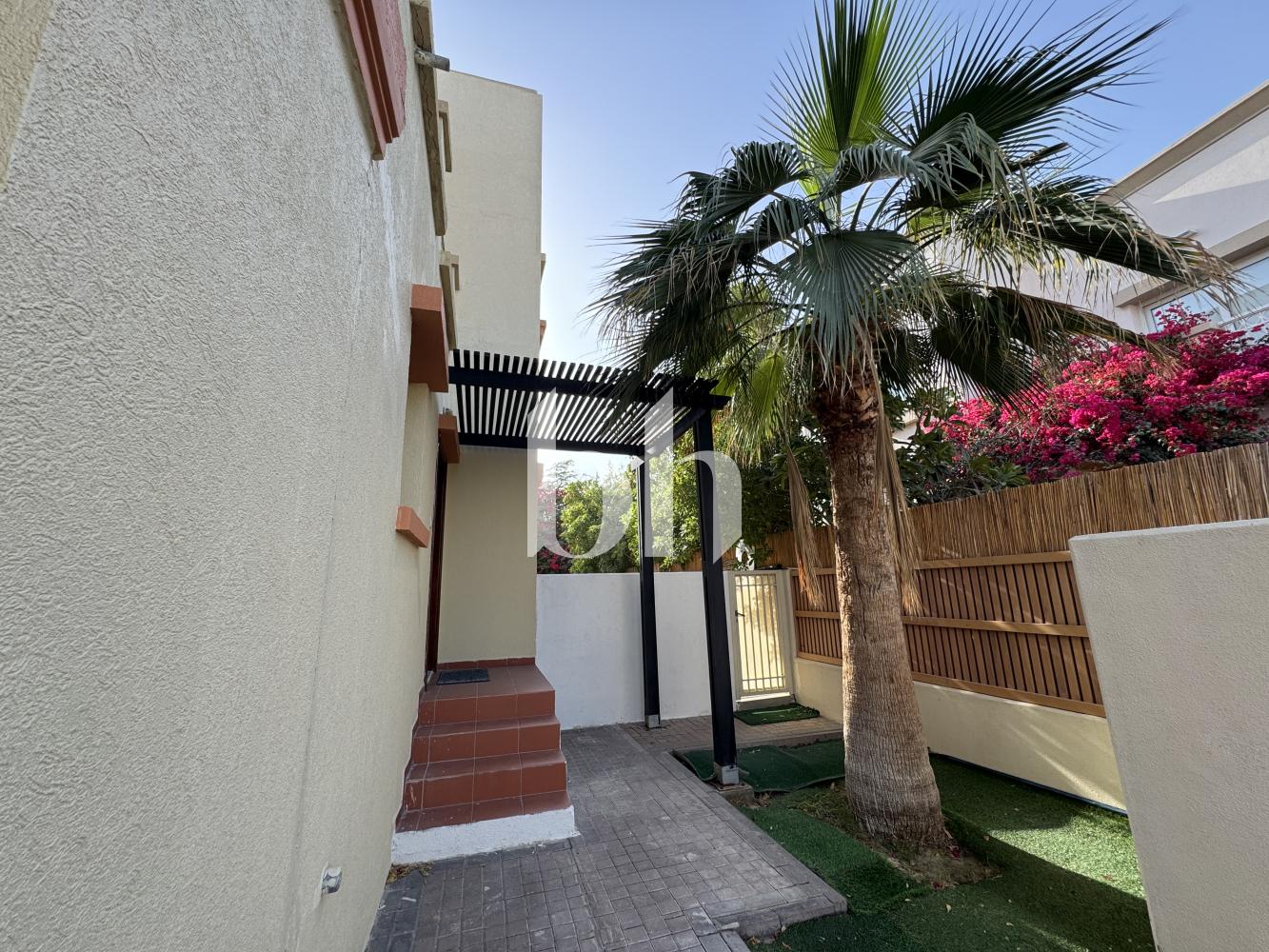 Landscaped | Single Row | End Unit | Upgrades