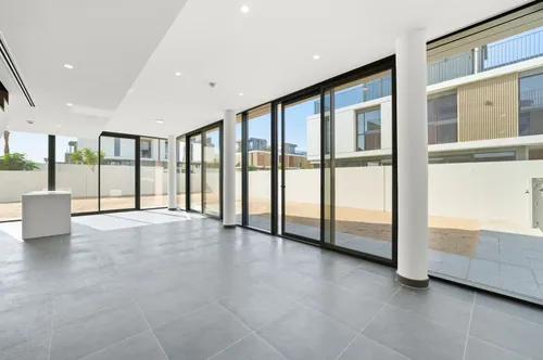 5 Bedrooms Villa in June